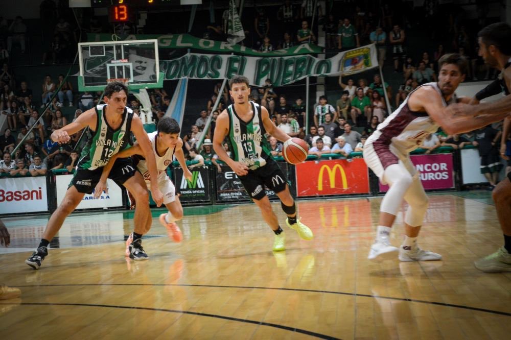 Segundo Alimenti tras su debut con Villa Mitre: “Significó mucho. Siempre soñé con jugar profesionalmente y estoy feliz por debutar. Fue una decisión difícil porque Olimpo me ayudó mucho, pero era mi oportunidad y hoy en Bahía, Villa Mitre es el único club profesional.”