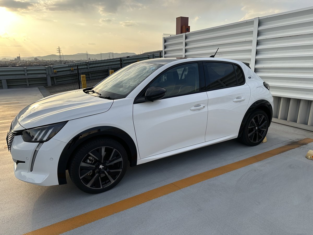carmoney16's tweet photo. 【乗り換え】
2WD〜4WD と3年半乗り継いだオーラニスモを降りました
良い車ですがそろそろ卒業を

そこで選んだのがプジョーe-208
コンパクト部門の乗り換えなので選択肢は少ない中、まだ乗ったことのないプジョー+EV

もちろんリセールが重要なので新車ではありません😁

#プジョー #輸入車 https://t.co/6GPD0EGmdX