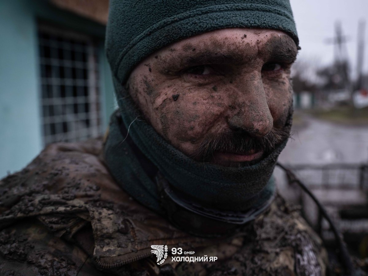 93OMBr1's tweet image. In the photo are mortar crew members of the 93rd Kholodnyi Yar Brigade who, after many weeks on positions, have finally managed to rotate out. Following heavy fighting and a risky quad bike ride to the rear, the servicemen make a short stop for a smoke and a quick bite before