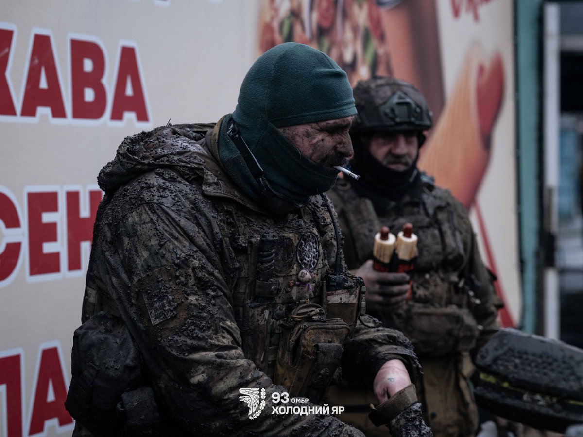 93OMBr1's tweet image. In the photo are mortar crew members of the 93rd Kholodnyi Yar Brigade who, after many weeks on positions, have finally managed to rotate out. Following heavy fighting and a risky quad bike ride to the rear, the servicemen make a short stop for a smoke and a quick bite before