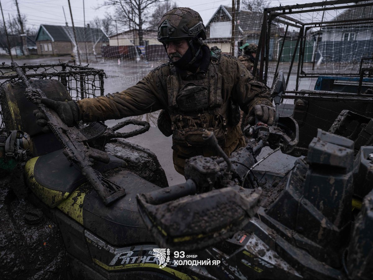 93OMBr1's tweet image. In the photo are mortar crew members of the 93rd Kholodnyi Yar Brigade who, after many weeks on positions, have finally managed to rotate out. Following heavy fighting and a risky quad bike ride to the rear, the servicemen make a short stop for a smoke and a quick bite before