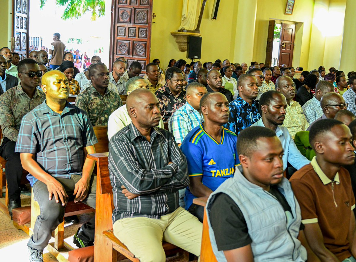 vpo_tanzania's tweet photo. Makamu wa Rais wa Jamhuri ya Muungano wa Tanzania Mhe.Balozi Dkt. Emmanuel Nchimbi ameungana na waumini mbalimbali kushiriki Ibada ya Jumatano ya Majivu katika Kanisa Katoliki Parokia ya Mtakatifu, Paulo wa Msalaba Jimbo Kuu Katoliki Dodoma leo tarehe 18 Februari 2026.

Ibada hiyo, imeongozwa na Askofu Msaidizi wa Jimbo Kuu Katoliki Dodoma, Wilbroad Kibozi.

Akitoa mahubiri katika Ibada hiyo, Askofu Kibozi, amewasihi waamini kutumia kipindi hiki cha mfungo wa Kwaresma, kujitoa kwaajili ya wahitaji pamoja na kuombea familia, vijana, watoto na Taifa kwa ujumla.

Pia amesema katika kipindi hiki ambacho waumini wa Dini ya Kikristo na Kiislamu wanakutana pamoja katika mfungo, ni vema kupendana, kuheshimiana na kujaliana.

Askofu Kibozi amesema wafanyabiashara wanapaswa kuwa wema na wakarimu katika kipindi hiki na kutambua kipindi hiki sio cha upandishaji bei ya bidhaa za vyakula bali inapaswa bei za bidhaa kupunguzwa.

Ibada ya Jumatano ya Majivu ni mwanzo wa kipindi cha Kwaresma ambacho hutumika na waumini wa Dini ya Kikristo kwaajili ya mfungo.