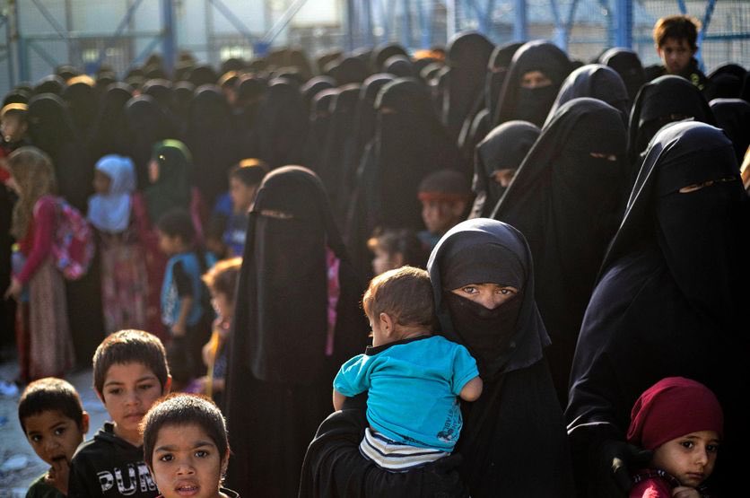 FranceNews24's tweet photo. 🔴 INFO - #Syrie : Des familles du camp d’Al-Hol transférées vers #Akhtarin, au nord d’Alep. Après le départ des forces #kurdes fin janvier 2026, des milliers de femmes et d’enfants liés à des combattants djihadistes étrangers ont quitté le site. Jugé insalubre et instable, le camp d’Al-Hol est en cours de fermeture, avec des transferts vers d’autres installations sous contrôle syrien.