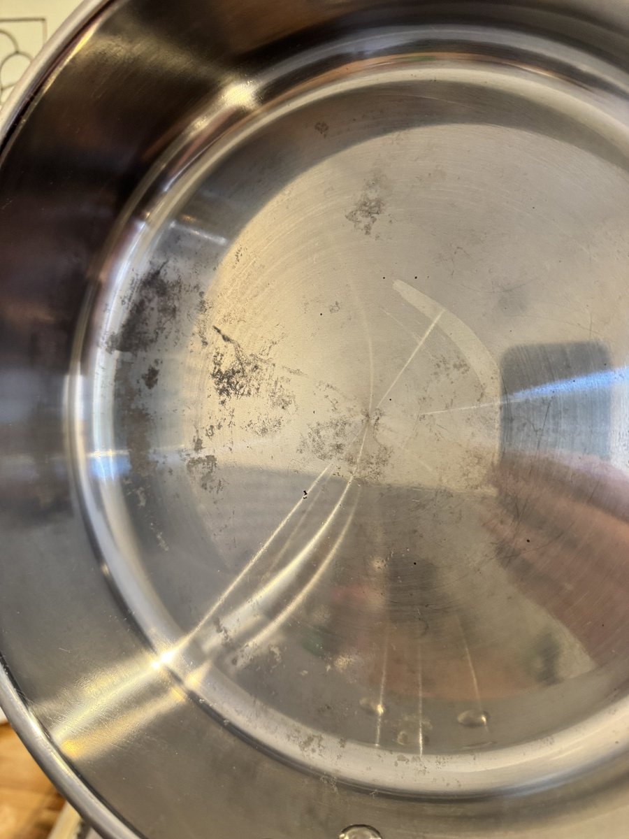 marcosbornex's tweet photo. @IKEAUK not sure what’s going on, but my 365 sautee and frying pan have started to get some really patchy discolouration after only a month? Vinegar cleans and tomato sauces haven’t helped to shift it and it feels almost etched rather than stained? https://t.co/EWIOQv1Rej