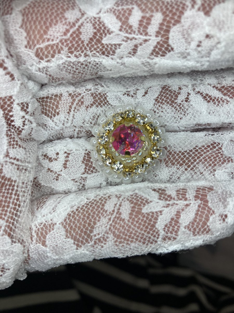 画像で見て気に入って買ってみたピンクのストーン🩷
新しく来るSDM娘のブローチ山ほど作りすぎてるけど編み物できない今、これがストレス解消になってます😆💦