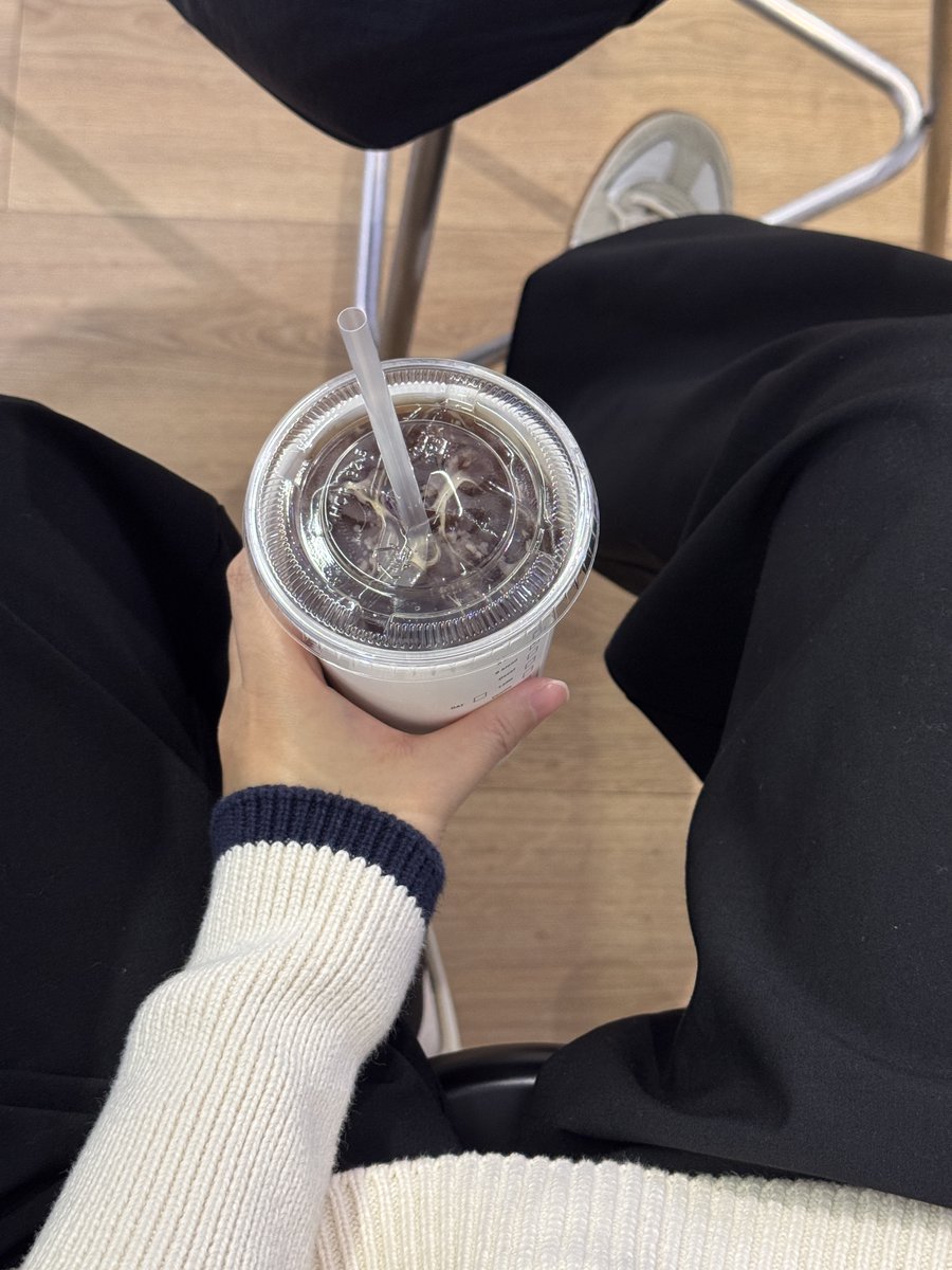 lavenderblushpo's tweet image. 좋은 분위기 덕에 기억에 남았던 학동역 카페 소개해봐요! 커다란 주택을 개조한 듯한 공간인데 날이 따뜻할 때에는 야외에서 커피를 즐겨도 꿀맛이라는 거😌
⠀⠀ 
연휴가 지나고 다시 일상으로 돌아가야하는데 카페인 힘으로 극복해볼게요!
⠀⠀ 
✔️파퓰러커피 로스터스
서울시 강남구 학동로21길 6