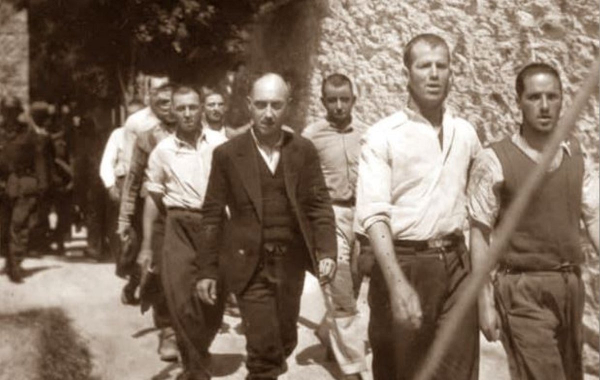 JohnToyp's tweet image. Το Υπουργείο Πολιτισμού ανακήρυξε ως μνημείο τις φωτογραφίες από την εκτέλεση των 200 αντιστασιακών στο Σκοπευτήριο της Καισαριανής..
Σοκ στους απογόνους των δοσίλογων και των ρουφιάνων που αυτές τις μέρες είχαν λυσσαξει ότι ήταν fake.....