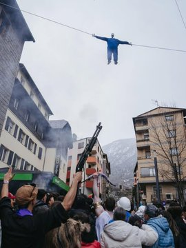 Во время вчерашнего ежегодного карнавала в Андорре манекен, представляющий Израиль и отмеченный синей звездой Давида, был повешен, расстрелян и подожжен под аплодисменты толпы.

💔✡️