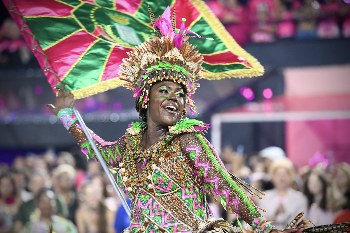 apaixonadosmang's tweet photo. Apaixonados, a Cintya Santos conquista o Estandarte de Ouro como porta-bandeira do Carnaval 2026. Este é o segundo estandarte obtido por Cintya, sendo o primeiro na sua estreia pela Mangueira, em 2023.

Parabéns, Furacão! 💚💗 https://t.co/P8VuISvYDN
