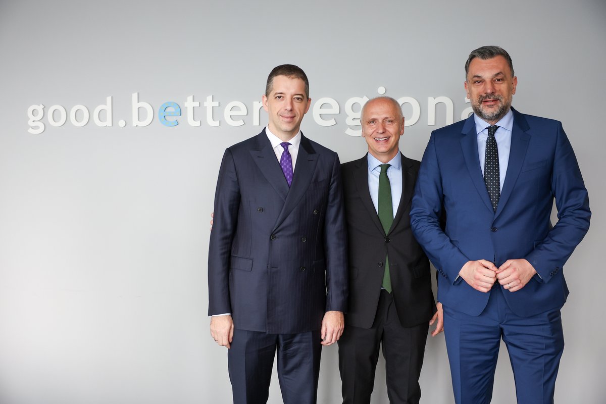 rccint's tweet photo. RCC Secretary General @amer_kap hosted a Meeting on regional cooperation with Foreign Ministers of Bosnia and Herzegovina @mfa_bih @DinoKonakovic and Serbia @MFASerbia @markodjuric, and Representatives of the European Union @eu_eeas @EGiaufretEU today in RCC headquarters in #Sarajevo.

The meeting underscored the importance of sustained engagement and cooperation in addressing shared regional challenges and advancing common European aspirations.
During the meeting, they exchanged views on regional and European integration, the strengthening people-to-people contacts and economic ties across the region, and shared priorities within the broader European perspective of South East Europe.

Read more on the meeting 👉🏻 https://t.co/OQnU9Zxri9

#poweredbyRCC 🇪🇺