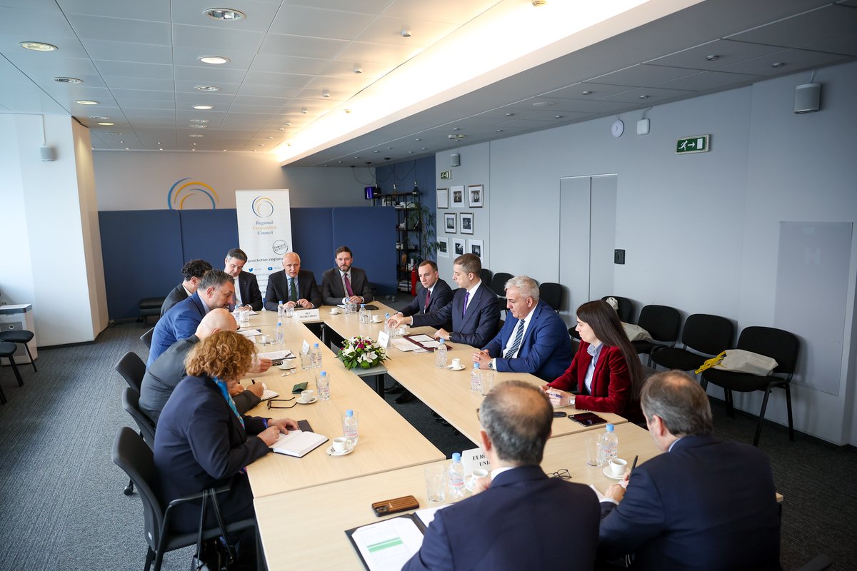 rccint's tweet photo. RCC Secretary General @amer_kap hosted a Meeting on regional cooperation with Foreign Ministers of Bosnia and Herzegovina @mfa_bih @DinoKonakovic and Serbia @MFASerbia @markodjuric, and Representatives of the European Union @eu_eeas @EGiaufretEU today in RCC headquarters in #Sarajevo.

The meeting underscored the importance of sustained engagement and cooperation in addressing shared regional challenges and advancing common European aspirations.
During the meeting, they exchanged views on regional and European integration, the strengthening people-to-people contacts and economic ties across the region, and shared priorities within the broader European perspective of South East Europe.

Read more on the meeting 👉🏻 https://t.co/OQnU9Zxri9

#poweredbyRCC 🇪🇺