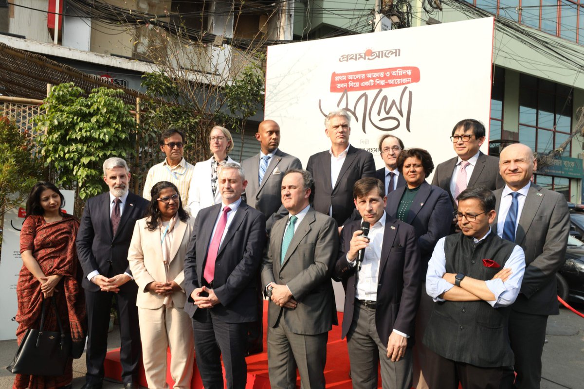 FRauBangladesh's tweet photo. 🇫🇷 Ambassador Jean-Marc Séré-Charlet visited the art exhibition #Alo at #ProthomAlo, which faced arson attacks recently.
France is a strong supporter of #press_freedom, a fundamental #human_right that must always be protected.
https://t.co/L6meoiVega
@francediplo_EN https://t.co/h0ZYtyoHXZ