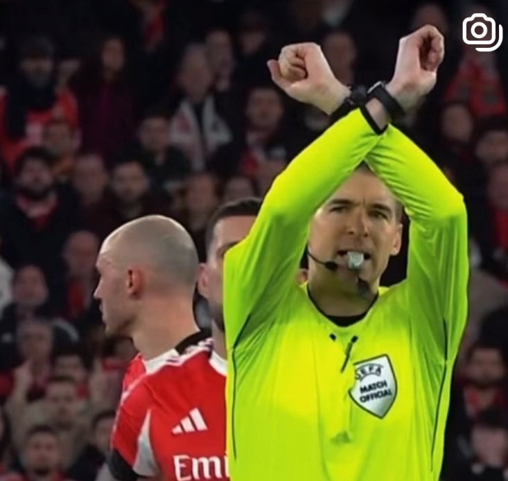 o árbitro a dar indicação para passar Xutos &amp; pontapés no balneário no fim do jogo