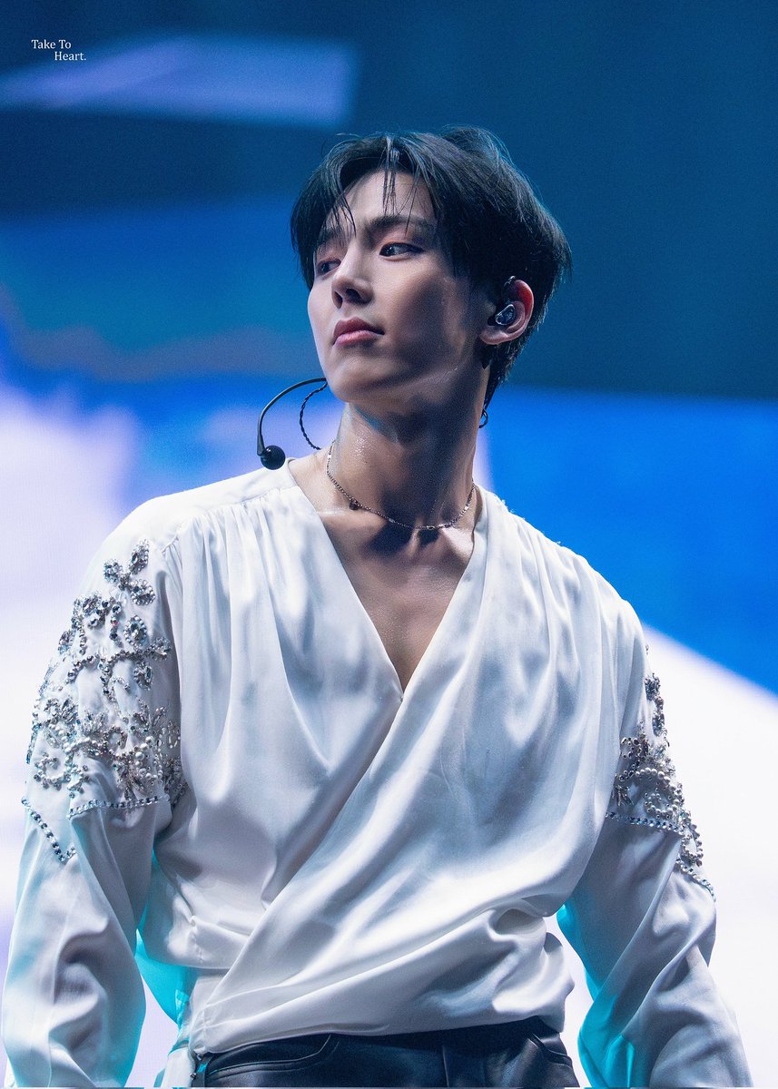 아프로디테가 생명 불어놓은 조각상같다..