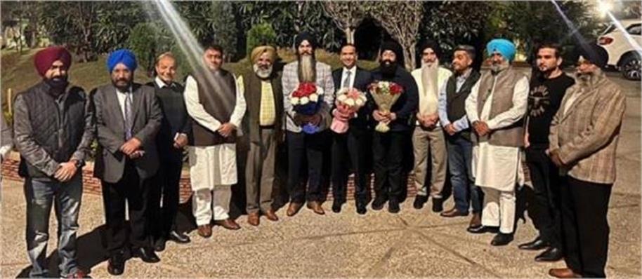 KesariPunjab's tweet photo. कनाडा के MPs को मिले MLA परगट सिंह, पंजाबियों को इमिग्रेशन संबंधी हो रही परेशानियों पर हुई चर्चा
👉👉 अधिक जानकारी के लिए : https://t.co/m9oDoRPeUL
#PunjabNews #CanadianMP #MLAPargatSingh #ImmigrationLaws #IndiaCanadaRelations #PunjabKesari https://t.co/baNZwH5aiW