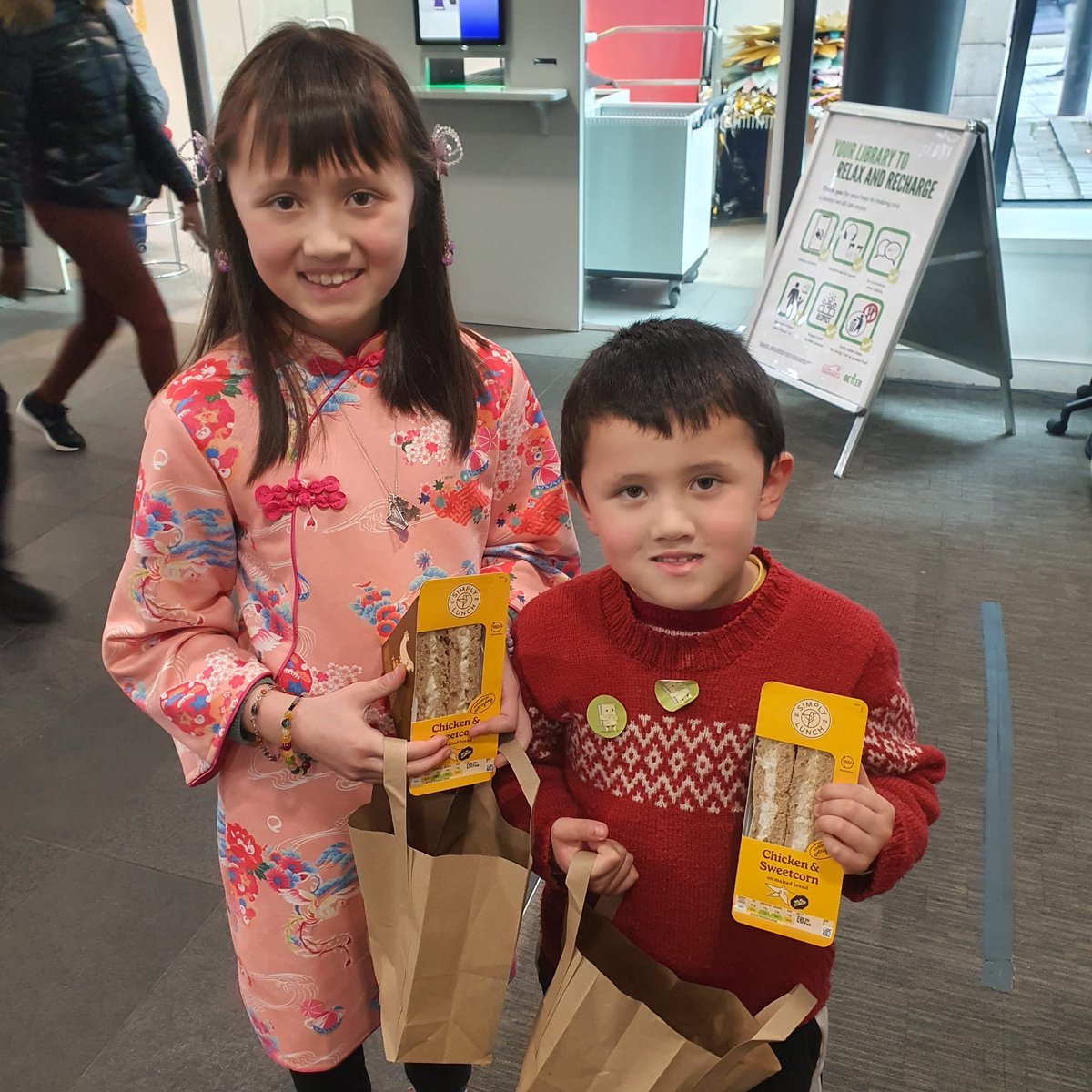 GreenwichLibs's tweet photo. During school holidays at 12noon #WoolwichLibrary + #ThamesmereLibrary have free holiday meals for children Monday-Friday, #PlumsteadLibrary + #ElthamLibrary on Monday, Wednesday, Friday with thanks to #GLL, @Royal_Greenwich + @gcdauk. 🍎 #LoveYourLibrary https://t.co/HaAFDFaIR3