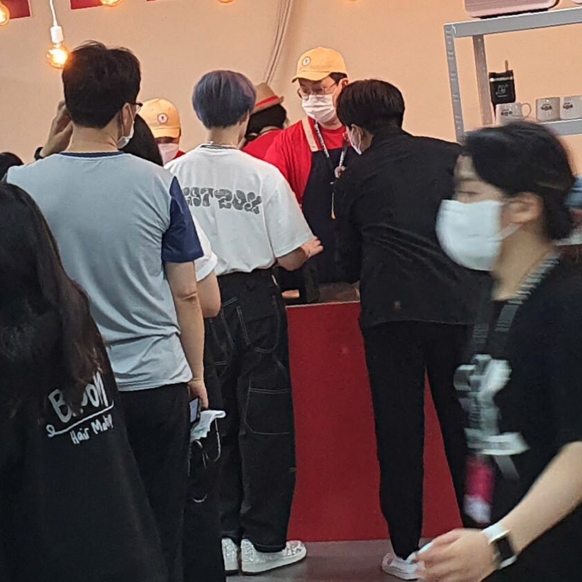 chenleveerse's tweet photo. at the 2022 dream concert, chenle was queuing at an apple pie booth. when more people started gathering, the staff told him he could just order and have the drink delivered to the waiting room, but chenle politely said, “it’s okay, i’ll just order here and wait, then take it myself.”

the staff later said he was very kind and respectful the whole time…he really is the sweetest 🥹🫶🏻