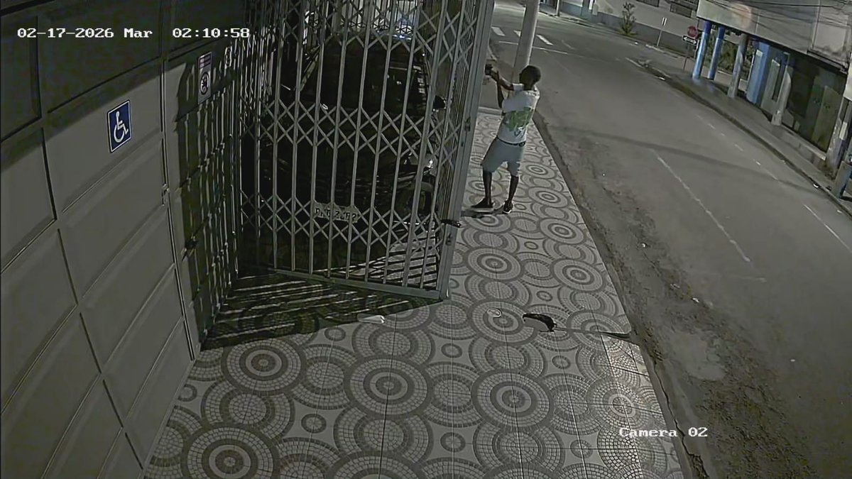juliof86's tweet photo. Ahora nos tocó a nosotros en #Esmeraldas cuanto tendremos que esperar para q asesinen a uno de la familia? O solo debemos huir? La @PoliciaEcuador no hace nada. 5 tiros al auto, que ingresaron a la casa, las cámaras captaron la cara del #vacunador pero no sirve de nada.. https://t.co/iob3leDy8S