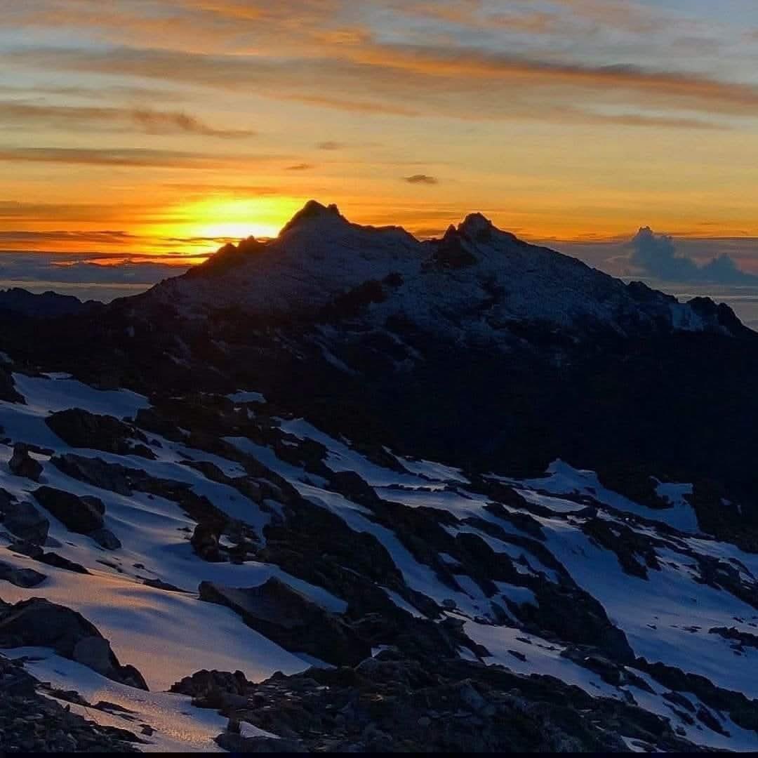 Maravilloso amanecer sobre 
los Picos HUMBOLDT Y BONPLAND Sierra Nevada de Mérida….Edo Mérida VENEZUELA 🇻🇪🇻🇪🇻🇪🇻🇪🇻🇪🇻🇪🇻🇪
📸<a href="/giovannydinuzzo/">giovanny di nuzzo</a>