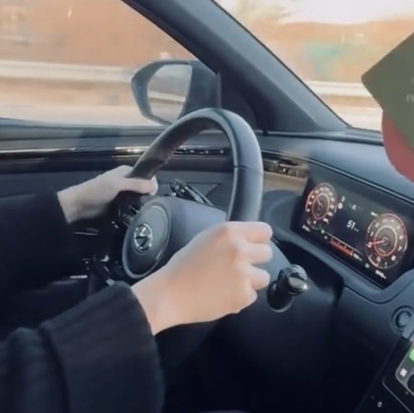 thvchapters's tweet image. driving at 51 km/h with his two hands on the wheel, I love him so much