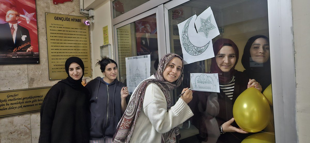 KayseriKYGM's tweet photo. 📍 Kocasinan Yurdu 
 
Ramazan’a hazırız! 🌙✨
Gönüllü öğrencilerimiz, manevi rehberimiz eşliğinde birbirinden güzel, iç ısıtan süslemeler hazırladı. 🎨💫
Emek var, heyecan var, birlik ruhu var!
Ramazan’ın bereketi yurdumuzu sarsın 🌙🤍 https://t.co/8pISGKc5x0