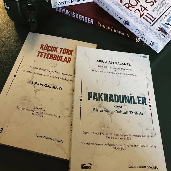 Prof.Abraham Galante 
Pakraduniler veya Bir Ermeni 
Yahudi Tarikatı, İstanbul, 1932
Niğde Milletvekili Prof. Dr. Abraham.
Kitapın'da:
Ermeni Yahudi karışımı kripto bir kavimdir.

Prof. Necmettin Erbakan şöyle diyor:
Bizi, insanların etnik kökeni ve dini
mezhebi kimliği değil;