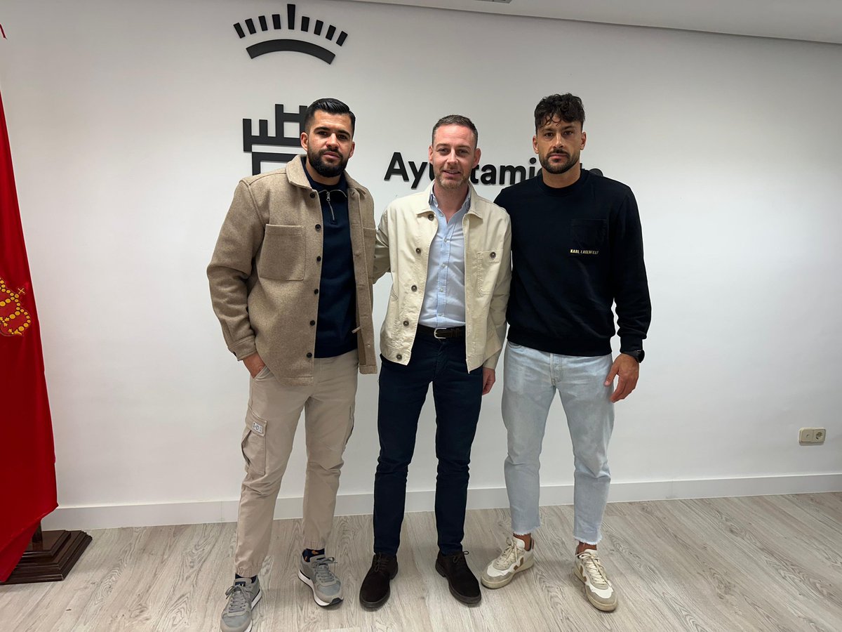 AytoMurcia's tweet photo. El concejal de Deportes, @manoguera_, ha recibido esta mañana a Adrián Martínez Sánchez, Subcampeón de Europa con la Selección Española de Fútbol Playa.

¡Enhorabuena Adrián! 👏🏻 https://t.co/mdt43kpdvo
