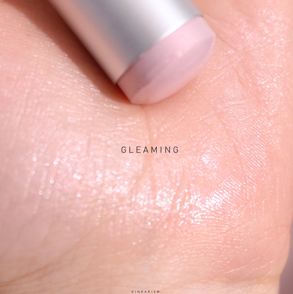 ตอนนี้กำลังไล่เก็บให้ครบ😆เป็นไอเทมที่หยิบมาใช้ทุกครั้งเวลาแต่งหน้า คือช่วงนี้เทรนผิวกระจกกำลังมา hince True Dimension Radiance Balm เป็นอันเทมแต่งหน้าผิวกระจกอันดับแรกที่นี่จะนึกถึงเลย ใครที่ชอบแต่งหน้าสไตล์นี้ นี่เป็นของที่ต้องมีติดโต๊ะทุกบ้าน น้องเป็นบาล์ม 3in1 ทาได้ทั้งตา ปาก