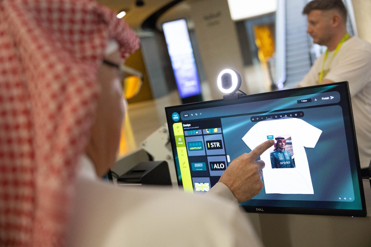 من الظهران إلى العالم.. 🏁🌍

مركز إثراء استضاف الكشف العالمي عن سيارة أستون مارتن "AMR26" لفريق الفورمولا 1، بتصميم المهندس الأسطوري أدريان نيوي.

لأول مرة: استخدام وقود أرامكو المستدام بنسبة 100% ♻️🏎️

الجمهور كان على موعد مع تجربة تفاعلية استثنائية وركن الطباعة الحصري.