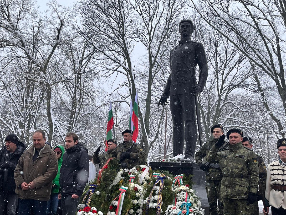 RotaryRuse's tweet photo. Ротари клуб Русе и Ротаракт Русе почетоха паметта на ВасилЛевски. С поднасяне на венец изразихме признателност към делото на Апостола.Заветът му за честност и грижа за обществото остава наш водещ компас и днес. 
#ВасилЛевски #РотариРусе #България #Русе https://t.co/fTllJkobWN