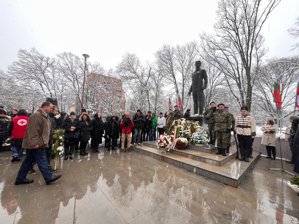 RotaryRuse's tweet photo. Ротари клуб Русе и Ротаракт Русе почетоха паметта на ВасилЛевски. С поднасяне на венец изразихме признателност към делото на Апостола.Заветът му за честност и грижа за обществото остава наш водещ компас и днес. 
#ВасилЛевски #РотариРусе #България #Русе https://t.co/fTllJkobWN
