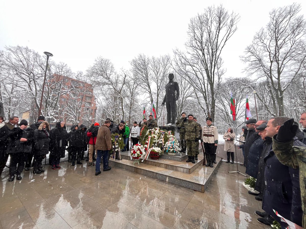RotaryRuse's tweet photo. Ротари клуб Русе и Ротаракт Русе почетоха паметта на ВасилЛевски. С поднасяне на венец изразихме признателност към делото на Апостола.Заветът му за честност и грижа за обществото остава наш водещ компас и днес. 
#ВасилЛевски #РотариРусе #България #Русе https://t.co/fTllJkobWN
