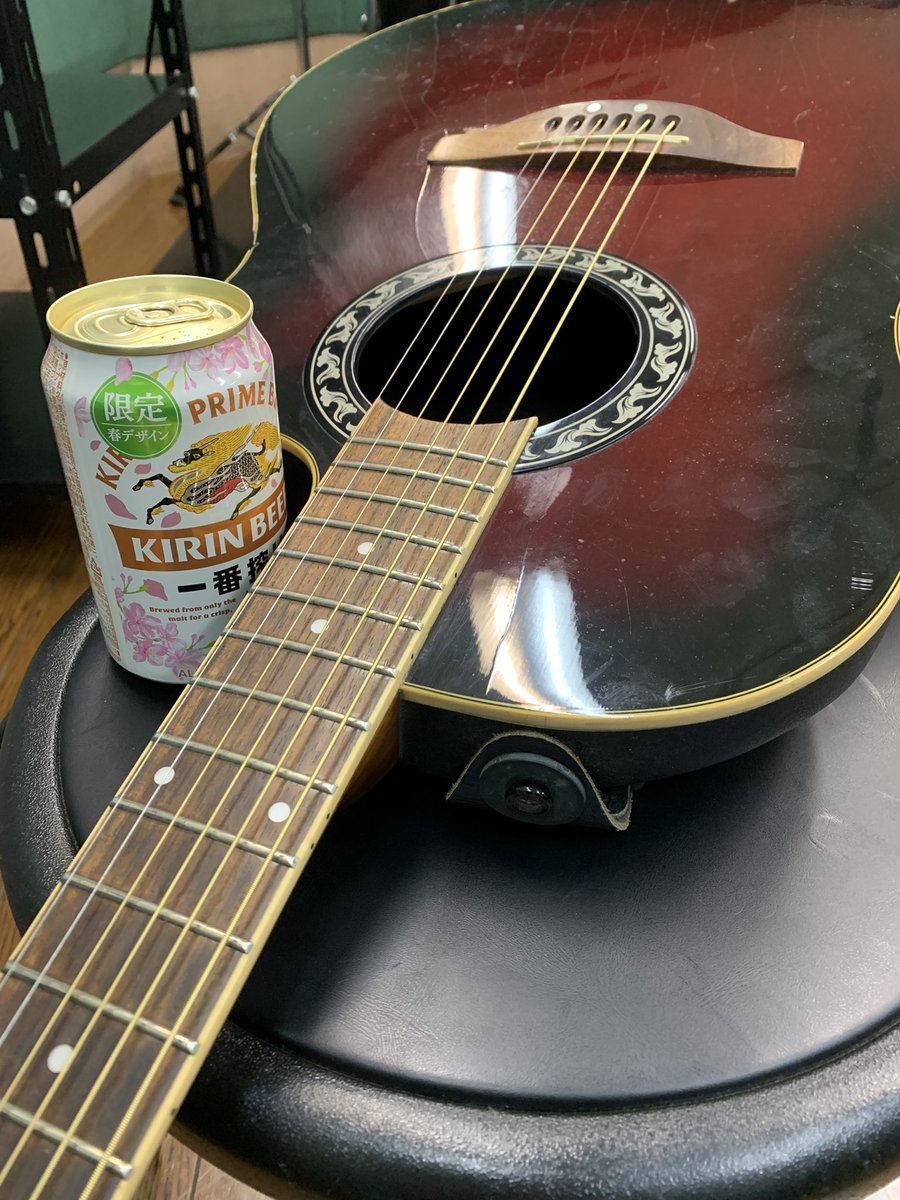 昨夜
阿佐ヶ谷Checker Board
ありがとうございました

思考めぐらせたりetc
自分の内側が活性化する感じで
個人的にとても良い時間を過ごせました

たくさん演奏するのもいいけど
月一演奏もいいです

前日個人練で
スタジオギターを使ってみるの図
オベーション
音の出方がエレキみたい
と思いました