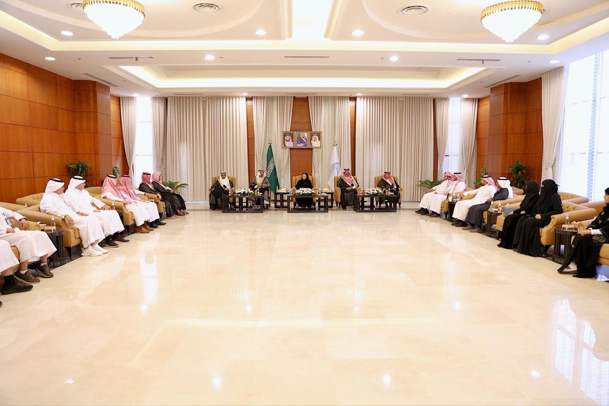 taibahu's tweet photo. #جامعة_طيبة توقع عقد إنشاء
كرسي السيد علي شربيني لتقنيات الابتكار
لخدمة ذوي الاحتياجات الخاصة
القائم على براءة اختراع
لجهاز لمسي يحوّل الصوت إلى اهتزازات
لتمكين الصم وضعاف السمع
من التعلم وتلقي القرآن
ويستهدف نقل التقنية
من نطاق البحث إلى التطبيق

للمزيد🔗 https://t.co/XnG9QuiBPg https://t.co/cqv5FKa2QE