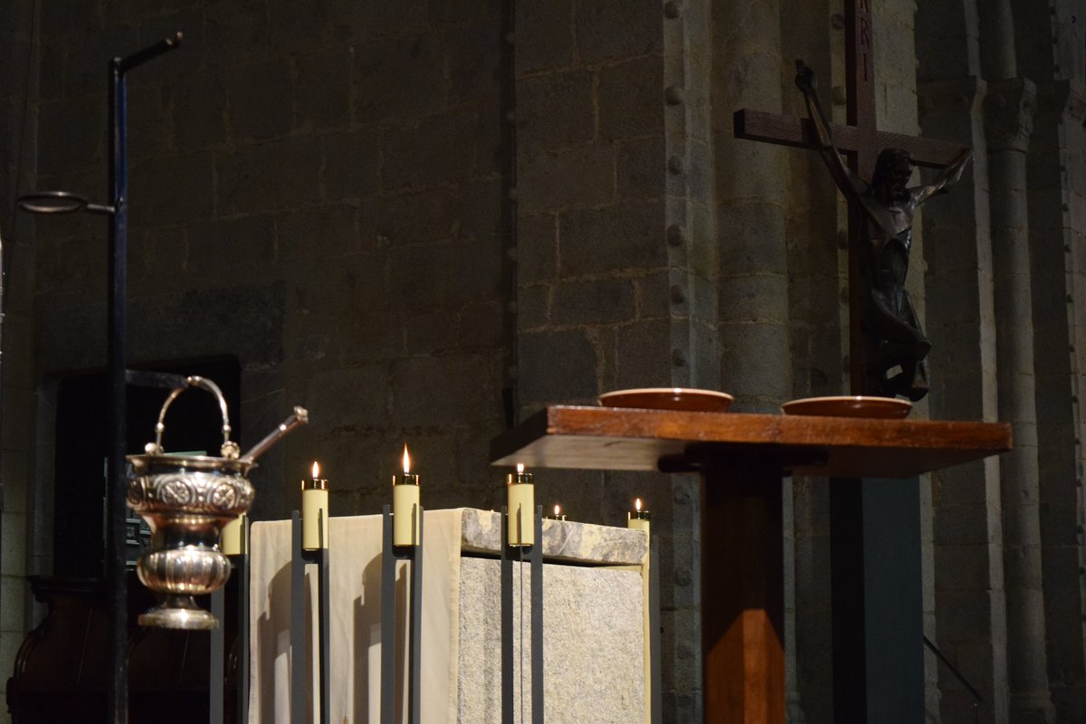 BisbatUrgell's tweet photo. A la #Catedral de #laseuurgell, el Dimecres de Cendra inicia la #Quaresma amb la #cendra com a signe de penediment, conversió i esperança. #MonsSerrano: "Gaudim d’aquest temps favorable per retrobar-nos amb els germans, pregant els uns pels altres." #BisbatUrgell https://t.co/tCdGRQlZbT