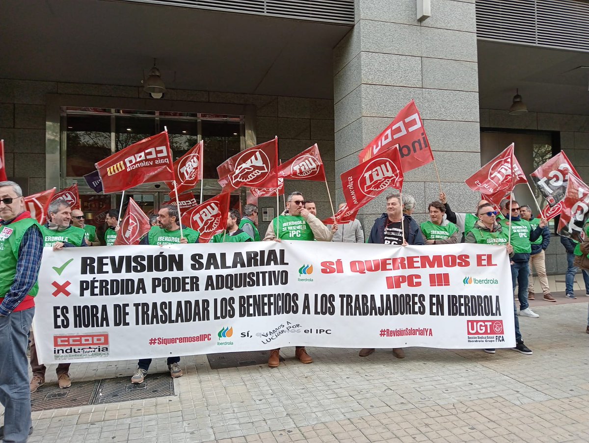 industriaccoopv's tweet photo. 📣 En #València la plantilla de @iberdrola sigue movilizándose por salarios justos.
💰 Más de 6.000 millones € en beneficios y la plantilla perdiendo poder adquisitivo.
✊ Si hay beneficios millonarios, tiene que haber subidas salariales reales.
#SalariosJustos #CCOO https://t.co/BN4TOwIoX4