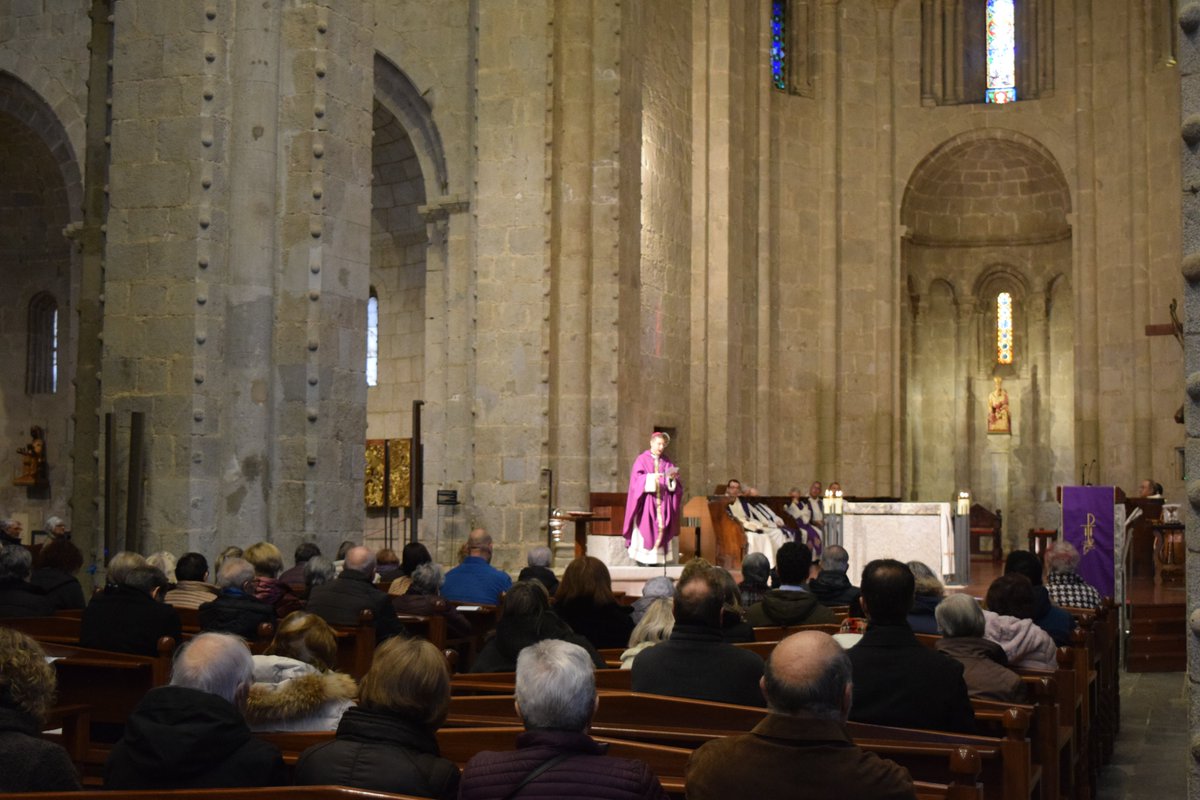 BisbatUrgell's tweet photo. A la #Catedral de #laseuurgell, el Dimecres de Cendra inicia la #Quaresma amb la #cendra com a signe de penediment, conversió i esperança. #MonsSerrano: "Gaudim d’aquest temps favorable per retrobar-nos amb els germans, pregant els uns pels altres." #BisbatUrgell https://t.co/tCdGRQlZbT