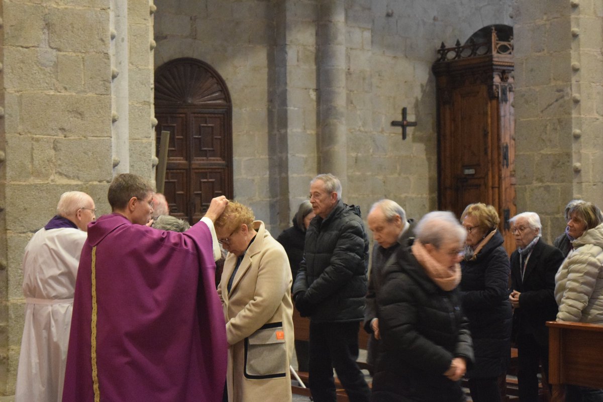 BisbatUrgell's tweet photo. A la #Catedral de #laseuurgell, el Dimecres de Cendra inicia la #Quaresma amb la #cendra com a signe de penediment, conversió i esperança. #MonsSerrano: "Gaudim d’aquest temps favorable per retrobar-nos amb els germans, pregant els uns pels altres." #BisbatUrgell https://t.co/tCdGRQlZbT