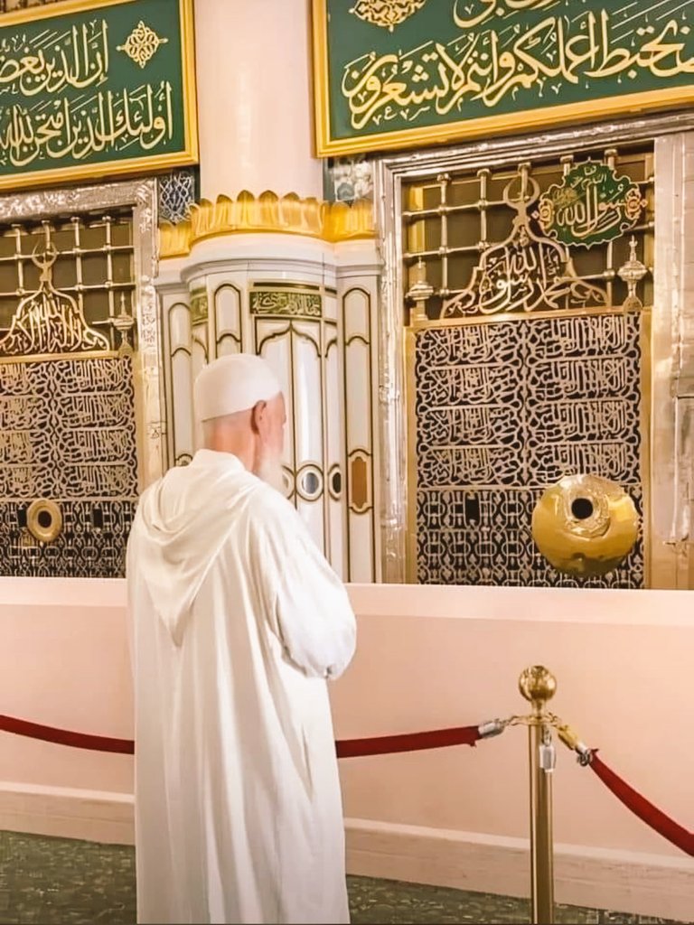 فِدَاکَ اَبِیۡ وَاُمّـِیۡ وَرُوۡحِیۡ وَقَلۡبِیۡ یَاسَیّـِدِیۡ یَارَسُوۡلَ اللّٰه (ﷺ❤️)