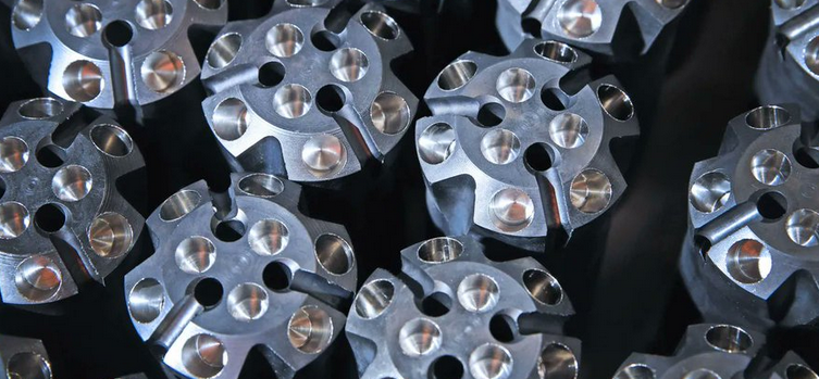 Oheisessa kuvassa on kallioporan kruunuja.
Kuvan kruunuista puuttuu vielä volframiseoksiset kovametallipalat (tyhjät kuppimaiset kolot), jotka jauhavat poratessaan kallion murumaiseksi jauheeksi.

Kuten kuvasta näkyy, volframia menee verrattain vähän koko kruunun valmistukseen,