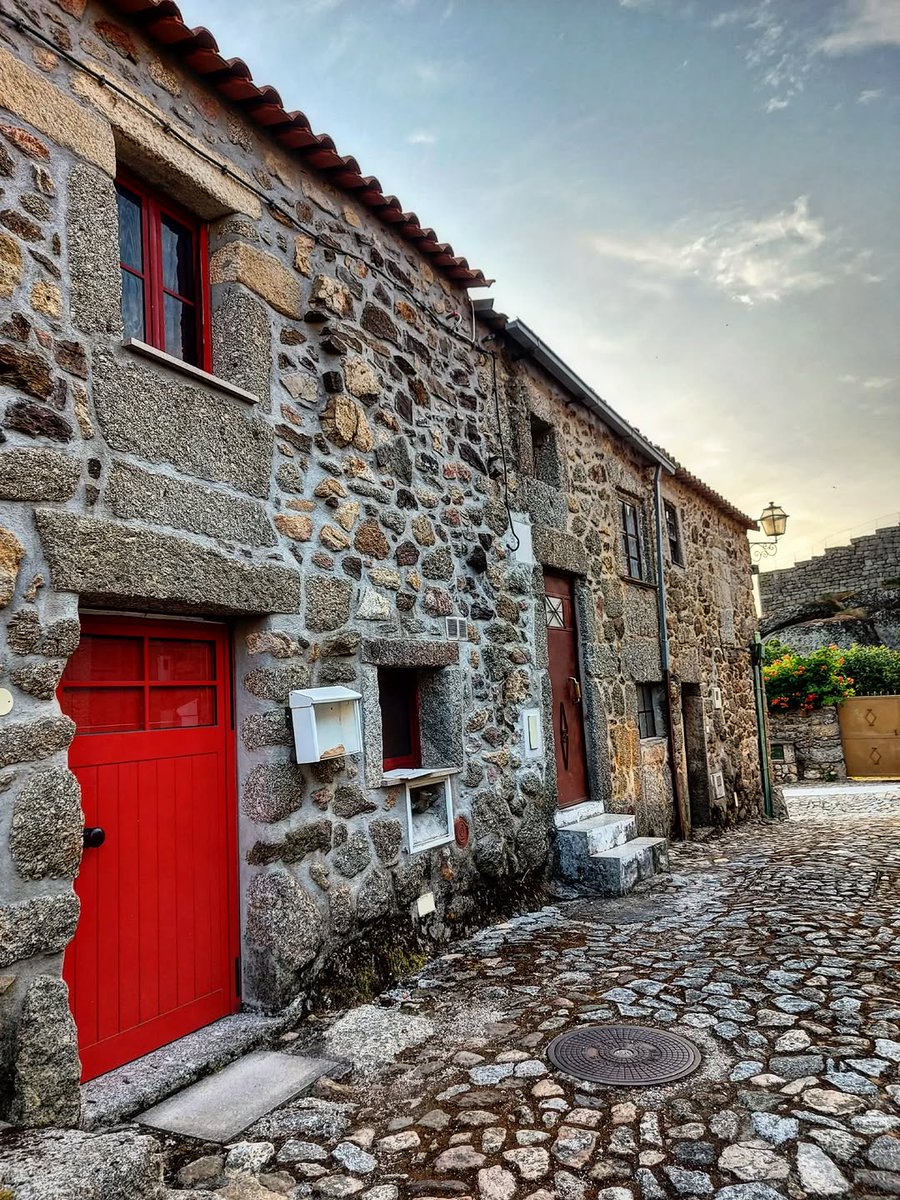 Linhares da Beira, uma Aldeia Histórica onde a simplicidade é parte do encanto. ✨

📸 @vanessaclfrancisco

#LinharesdaBeira #AldeiasHistoricas #Portugal