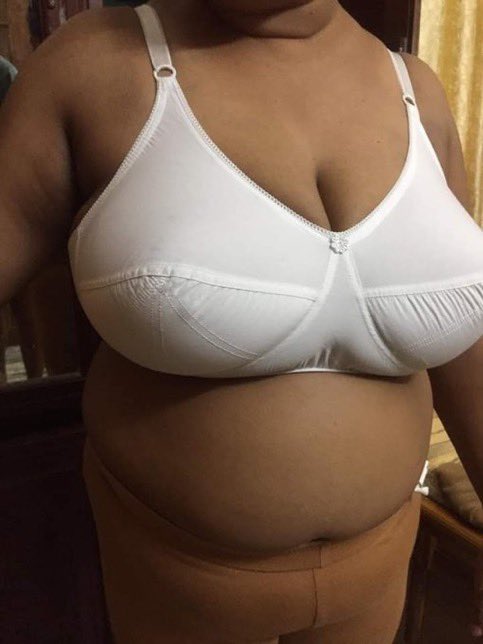 chiku_inc69's tweet photo. Meri Umar k in❤️❤️cest relate kar paaenge ye white bra me pakka unhone maa ko change karte hue dekha hoga❤️😍 bachpan me pta hi nhi chlta tha jo aaj maa aise hi saamne change karti h kal ko unko chup k change karte hue dekhna hoga❤️😍 uff meri pyaari desi sagi Maa❤️❤️ real Inc online dm to chat