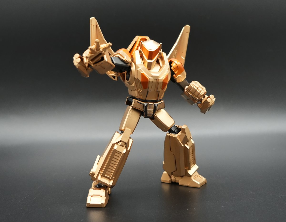 supernegative's tweet photo. デストラッカーをリペイントしてゴールドトラッカーに。これで3階級？並べることができました。  #TransformersOne   #トランスフォーマー #Blokees https://t.co/GVqQAxr1pc
