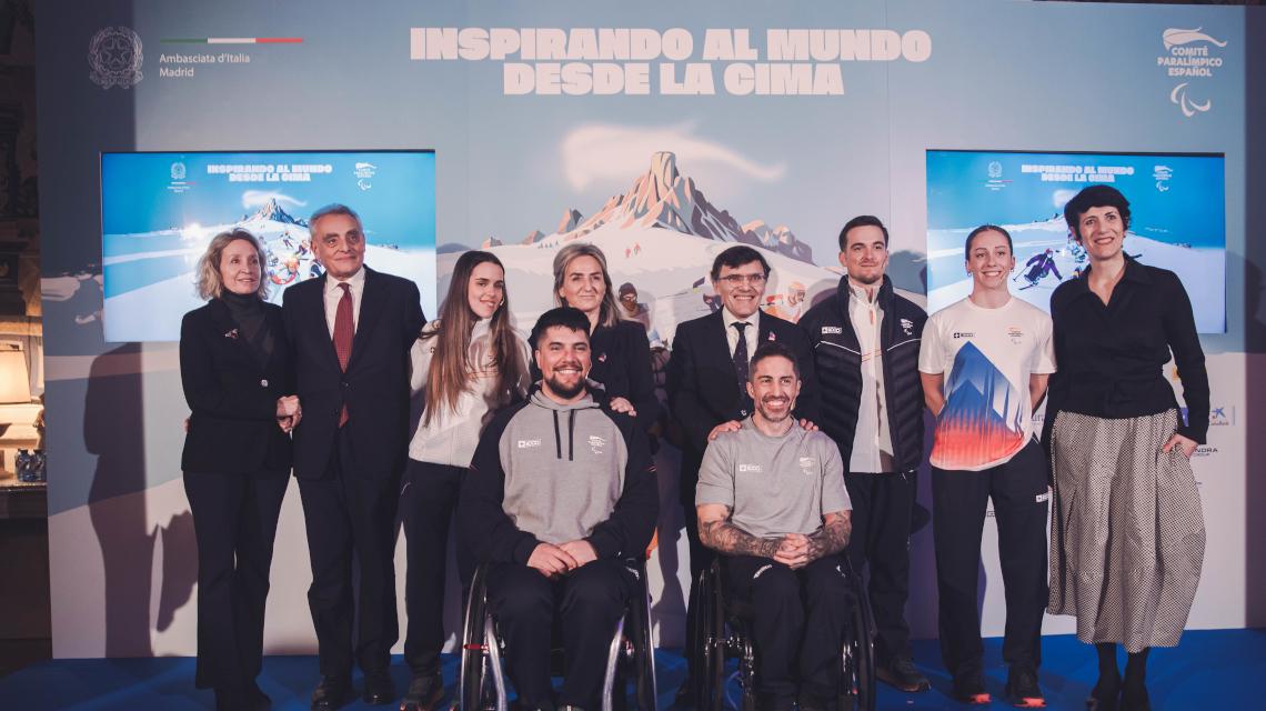 NOTICIA | La ministra Milagros Tolón, asistió al acto de presentación del equipo español que competirá en los Juegos Paralímpicos de Invierno. Acudirán cinco deportistas.

Colaboran <a href="/Paralimpicos/">Comité Paralímpico Español</a>, <a href="/deportegob/">CSD</a> y  <a href="/educaciongob/">Ministerio de Educación, FP y Deportes</a> 

#munideporte #inclusion

acortar.link/vIWlup