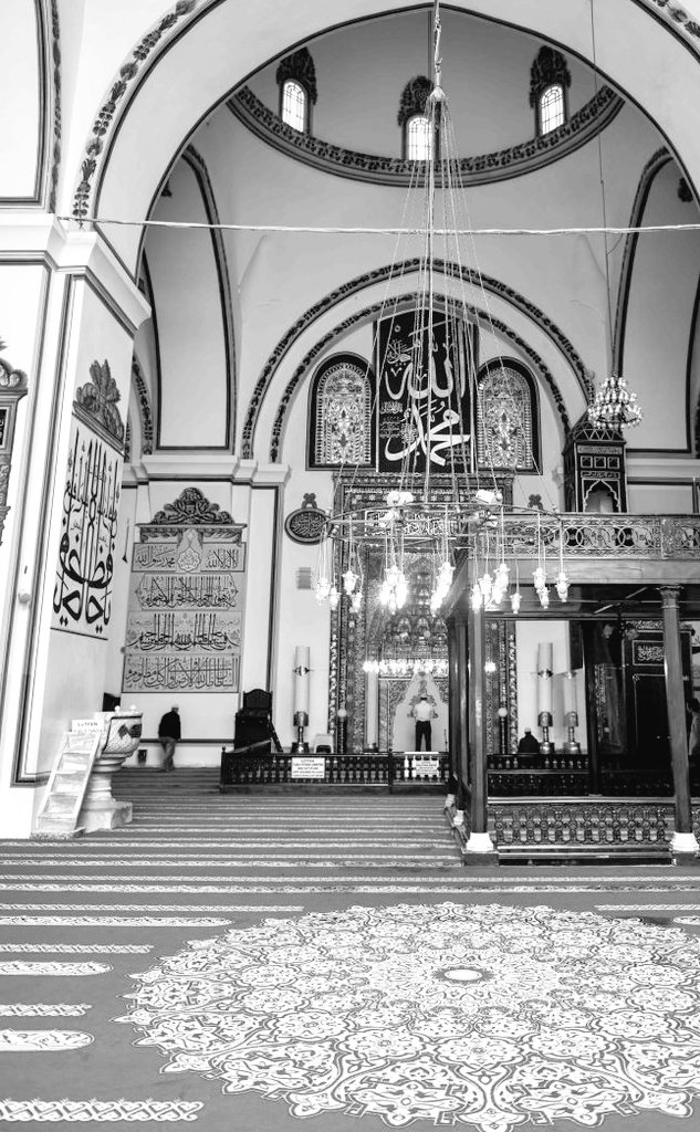 "vakt-i seherde açılır perde,
düştüğüm yerde derman sendedir."