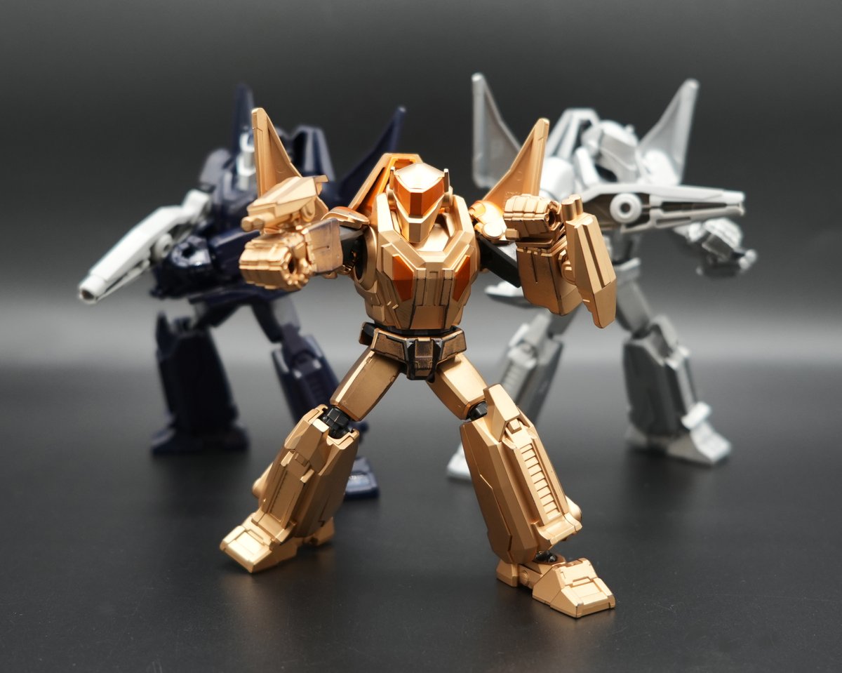 supernegative's tweet photo. デストラッカーをリペイントしてゴールドトラッカーに。これで3階級？並べることができました。  #TransformersOne   #トランスフォーマー #Blokees https://t.co/GVqQAxr1pc