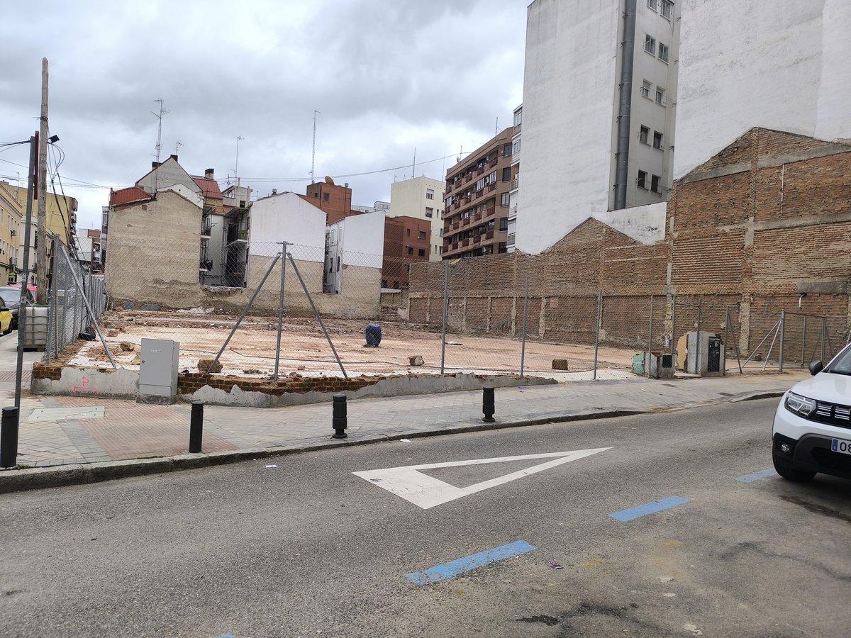 Anda! Ha surgido un solar en Berruguete! #Tetuan
Estaría genial una zona verde que brillan por  su ausencia <a href="/JMDTetuan/">Distrito de Tetuán</a> 🤔
Ahh espera ..que <a href="/bcarabante/">Borja Carabante</a>
ha dicho que en Tetuán se pueden hacer  más casas y más altas, que hay pocas...
Entonces no😡 <a href="/FRAVM/">Federación Vecinal de Madrid</a> <a href="/asoventilla/">Asociación Vecinal Ventilla-Almenara</a>  <a href="/olgaberrios/">Olga Berrios 🦆🚲🏳‍🌈</a>