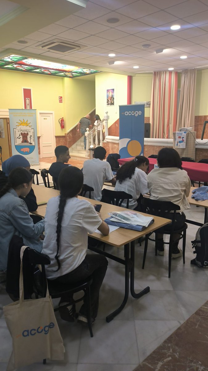 Otro de los trabajos fundamentales que realizamos, a través de nuestra Red de Jóvenes de <a href="/REDACOGE/">Red Acoge</a>  , es aquel relacionado con la creación de espacios seguros de participación y reflexión social para jóvenes en situación de vulnerabilidad.Aquí,en la Mesa de diálogo jóvenes