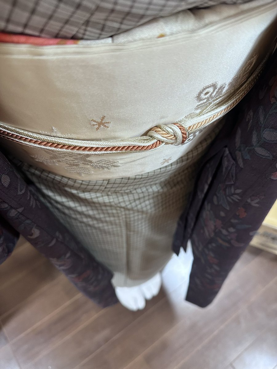 トーンは静か。
気持ちは、ちょい攻め。

セオリーの境界線。

久米島紬に、光を含む織帯。小物は、帯側へ。

今日は、このバランス。