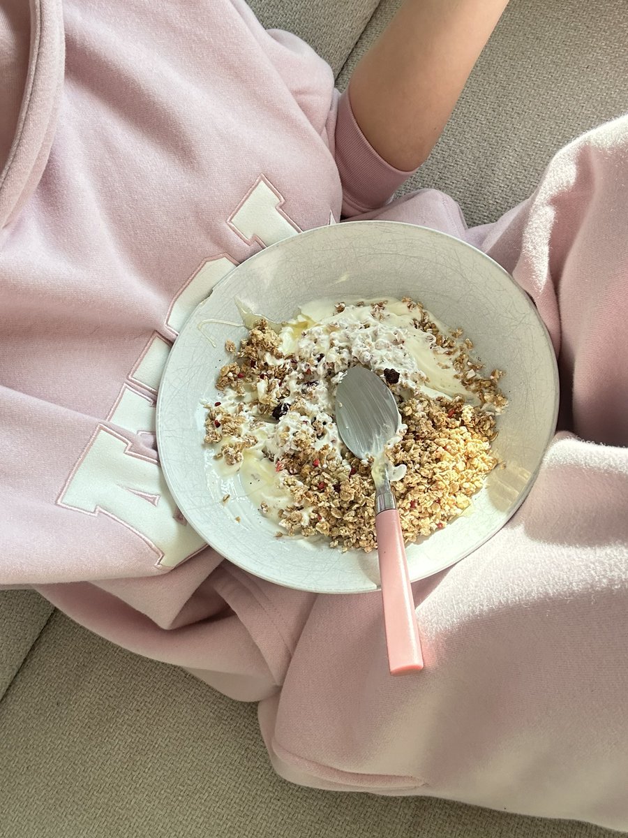 Terwijl jij het geld voor me binnen haalt. Eerlijke rolverdeling, toch? 😌